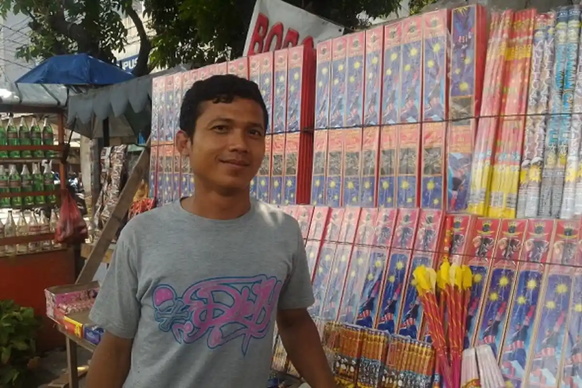 Ronggo Manfaatkan Momen Pergantian Tahun untuk Jualan Kembang Api