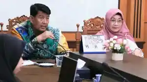 Bupati-Kulon-Progo-Agung-Setyawan-dan-Kepala-BPJPH-DIY-Jateng-Ika-Efrilia-di-Ruang-Menoreh.jpg