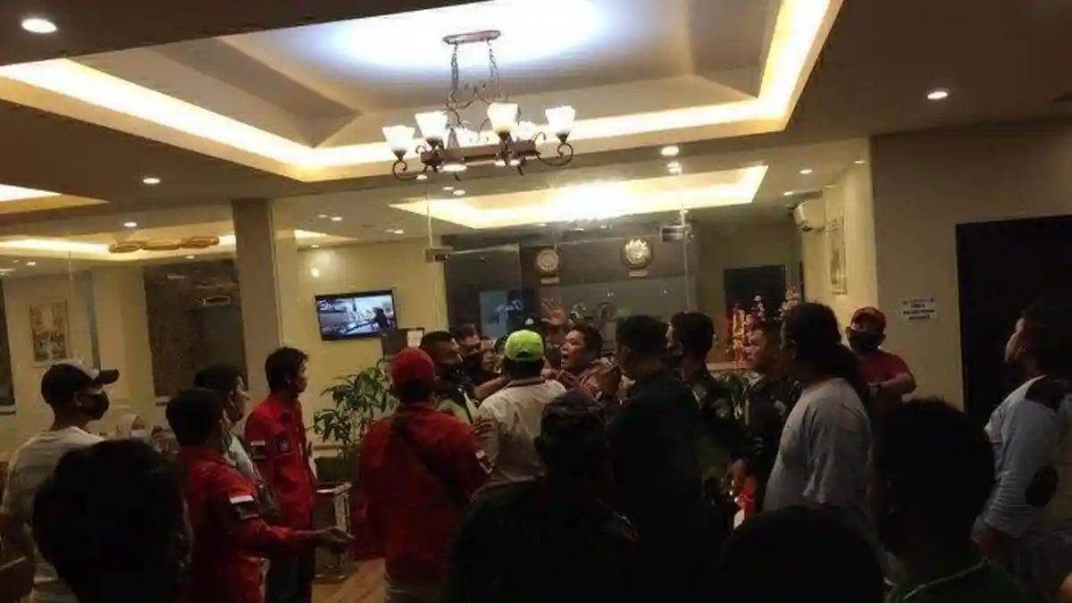 Suami Murka Lihat Istrinya di Kamar Hotel Bersama Pria Lain, Nyaris Terjadi Baku Hantam