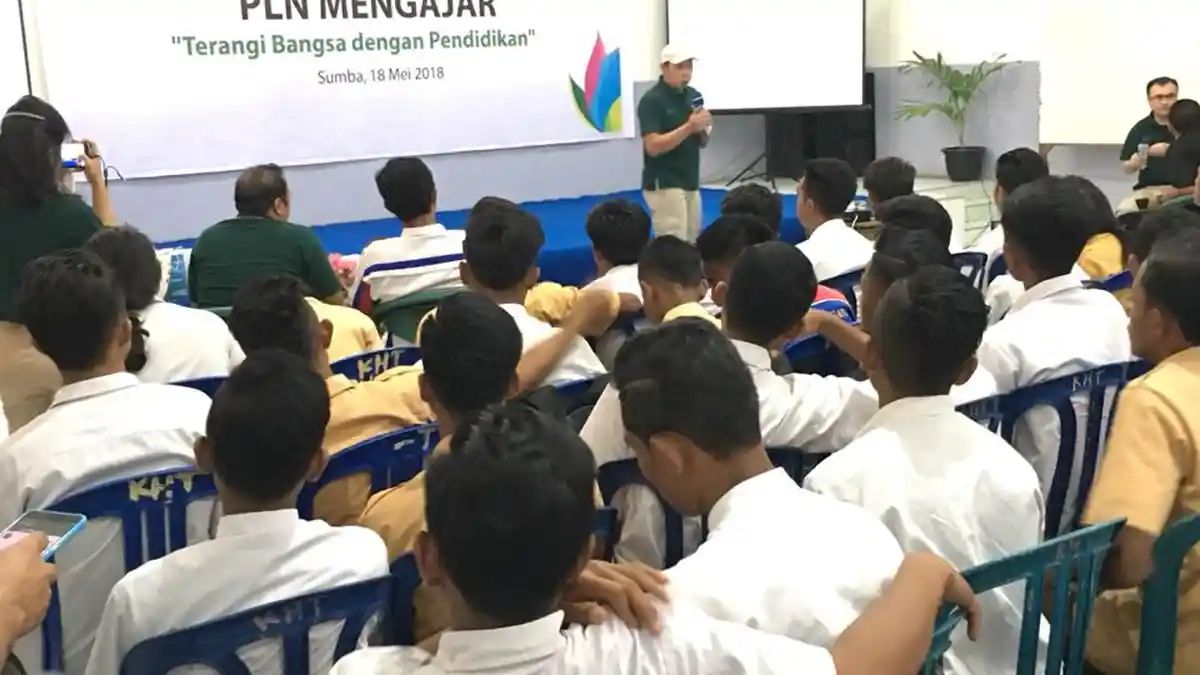 Siswa SMK Negeri 5 Waingapu Mengenal BUMN dan Kelistrikan