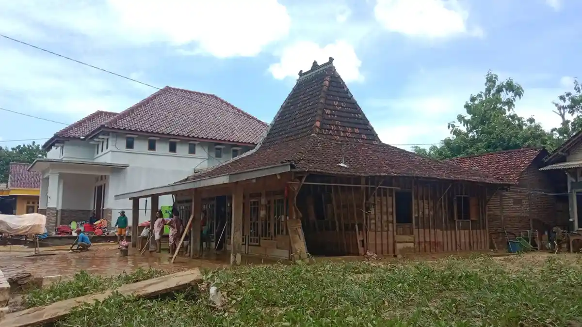 Kesaksian Korban Banjir Tambakromo Pati: Naik ke Atas Genting Untuk Menyelamatkan Diri