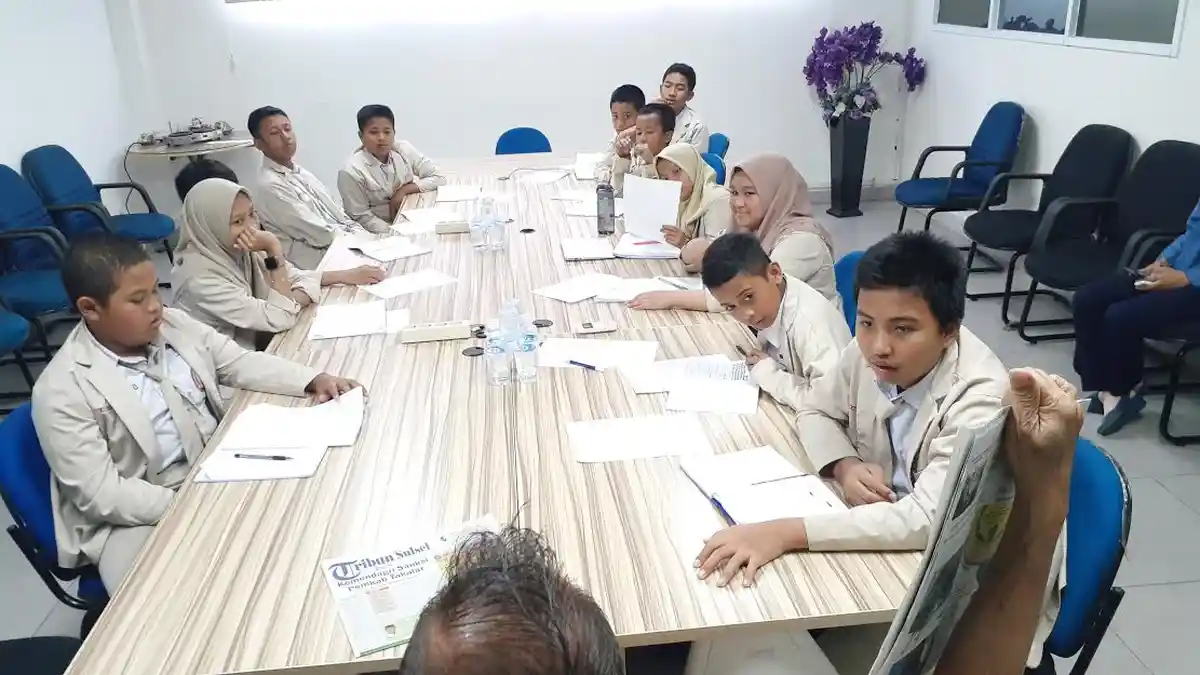 Murid Bosowa School Makassar Sambangi Tribun Timur