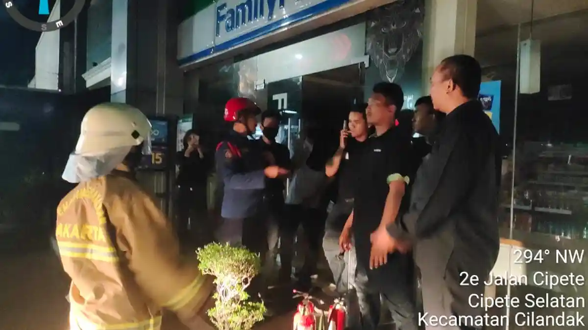 Korsleting Listrik, Baliho Family Mart di Cipete Raya Terbakar