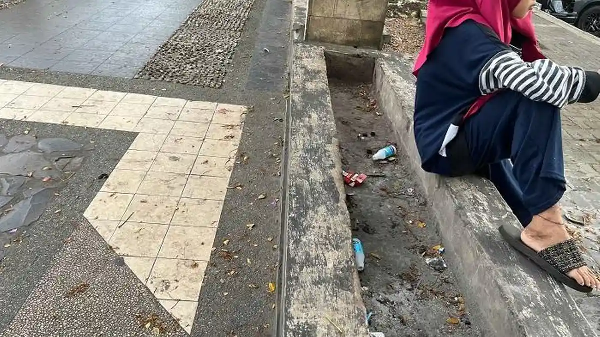 Botol Alkohol Berserakan di Taman Siring Banjarmasin, Diduga Jadi Tempat Mengosumsi Miras Oplosan - Banjarmasinpost.co.id