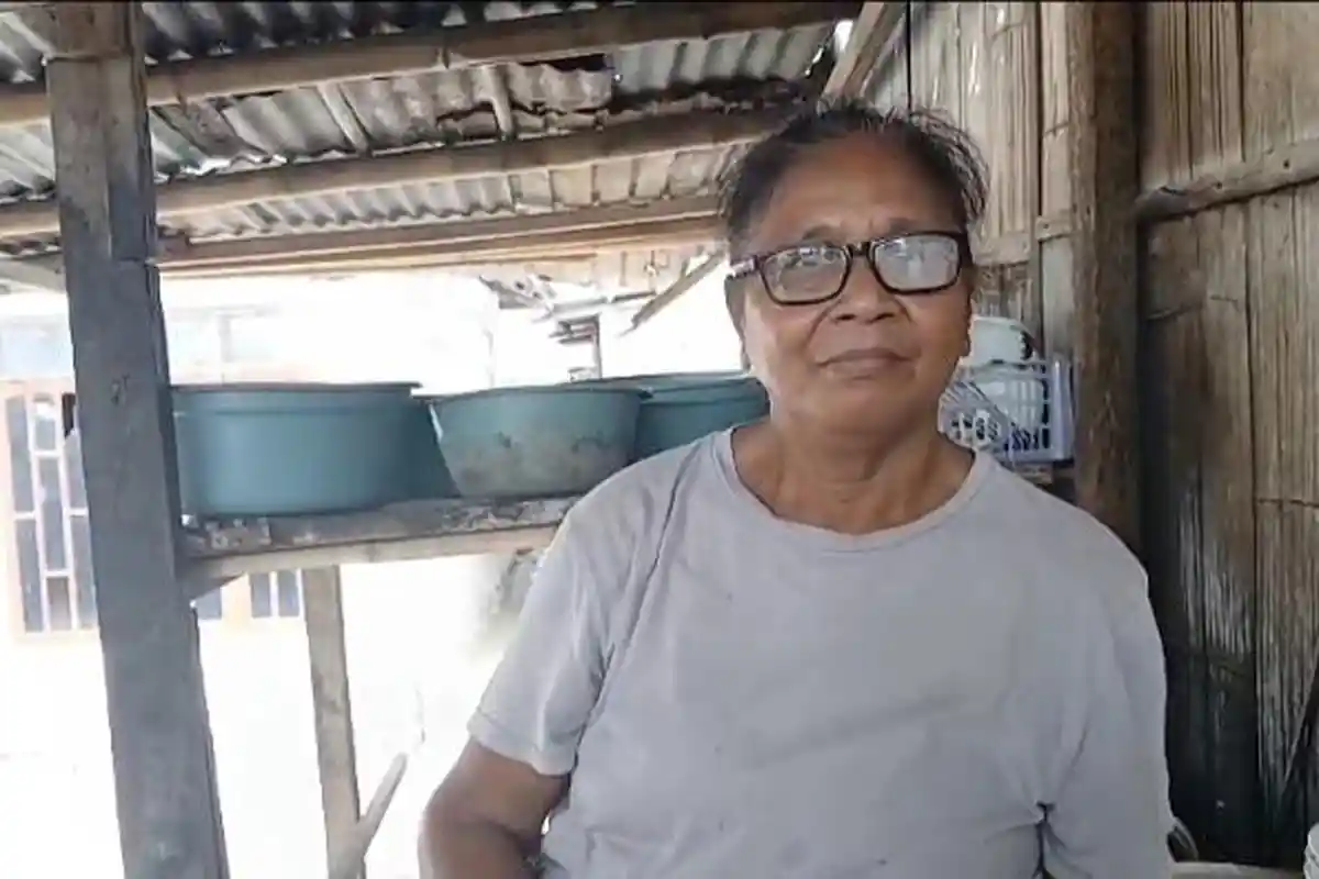 Guratan Senja di Warung Bambu: Getrudis, Ibu Empat Anak di Sikka Rajut Rezeki Lewat Nasi Kuning