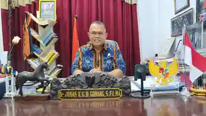 Rektor-Unipa-Dr-Jonas-KGD-Gobang-SFil-MA-memberikan-penjelasan-terkait-prosesiWisuda.jpg