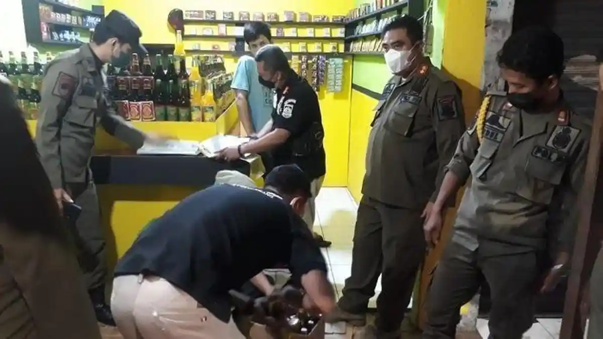 Warung dan Kafe Remang-remang Dirazia di Bulan Ramadhan, Satpol PP Temukan Miras, Kondom, Obat Kuat