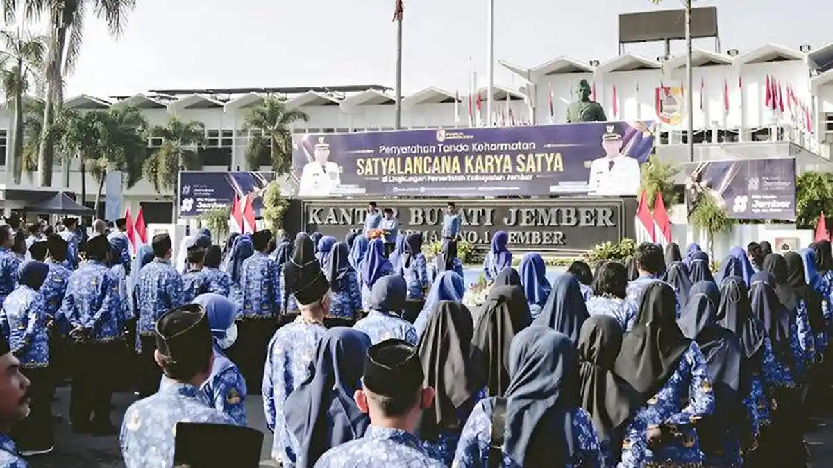 1.040 ASN Pemkab Jember Terima Tanda Penghormatan Satyalancana Karya Satya 2024