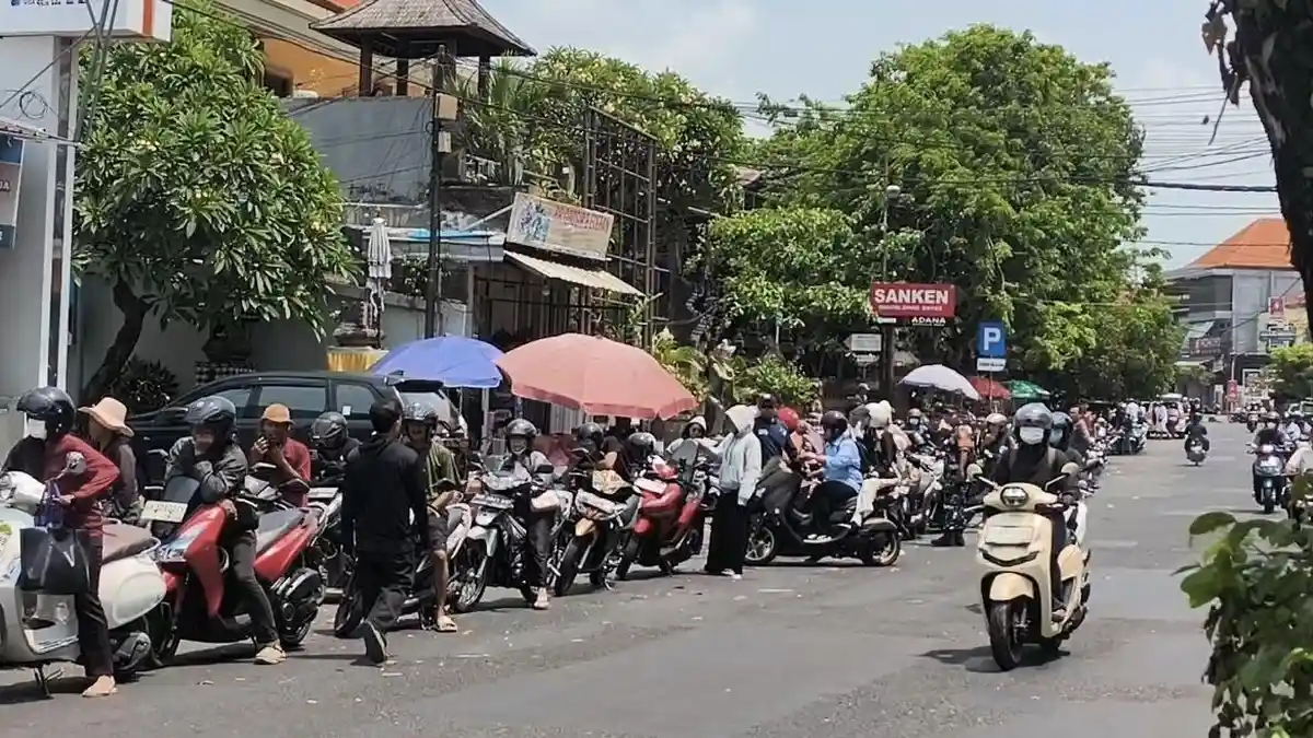 Antrean Mengular Bikin Potensi Gesekan Antar Warga di SPBU di Bali ...