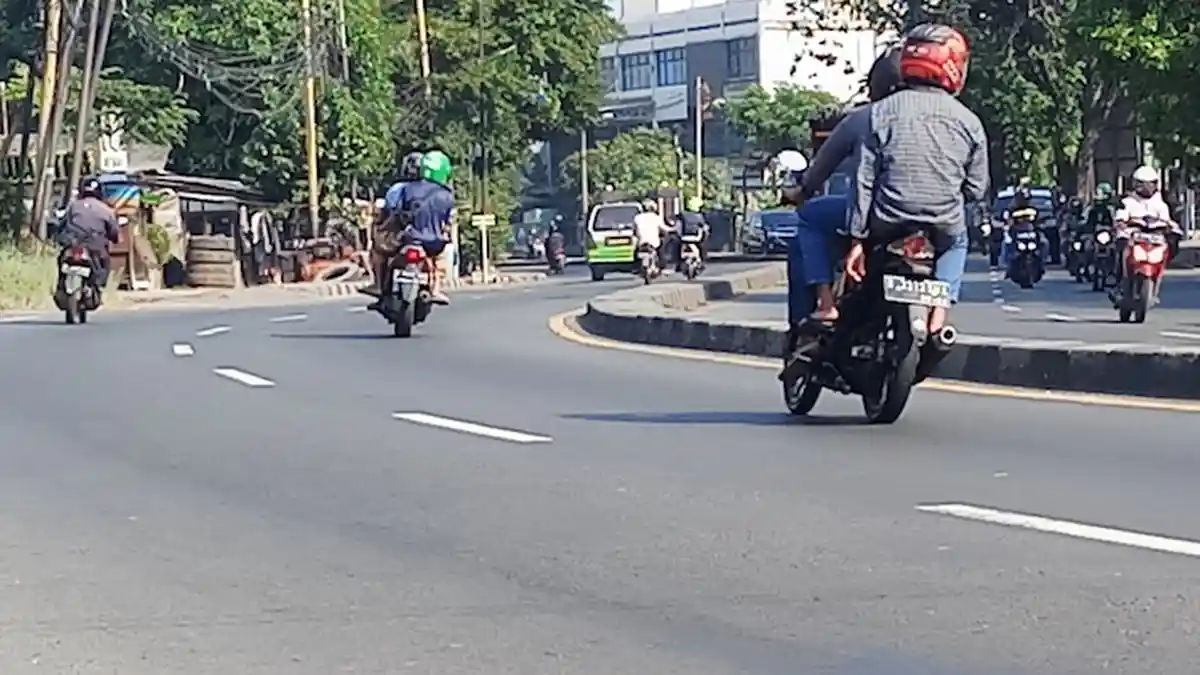 Pukul 10.15 WIB Arus Lalu Lintas Jalan Daan Mogot Tangerang Ramai Lancar