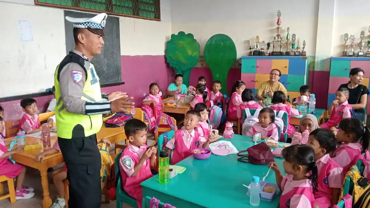 Sat Lantas Polres Pelabuhan Belawan Kenalkan Rambu Lalu Lintas Lewat Program Polisi Sahabat Anak