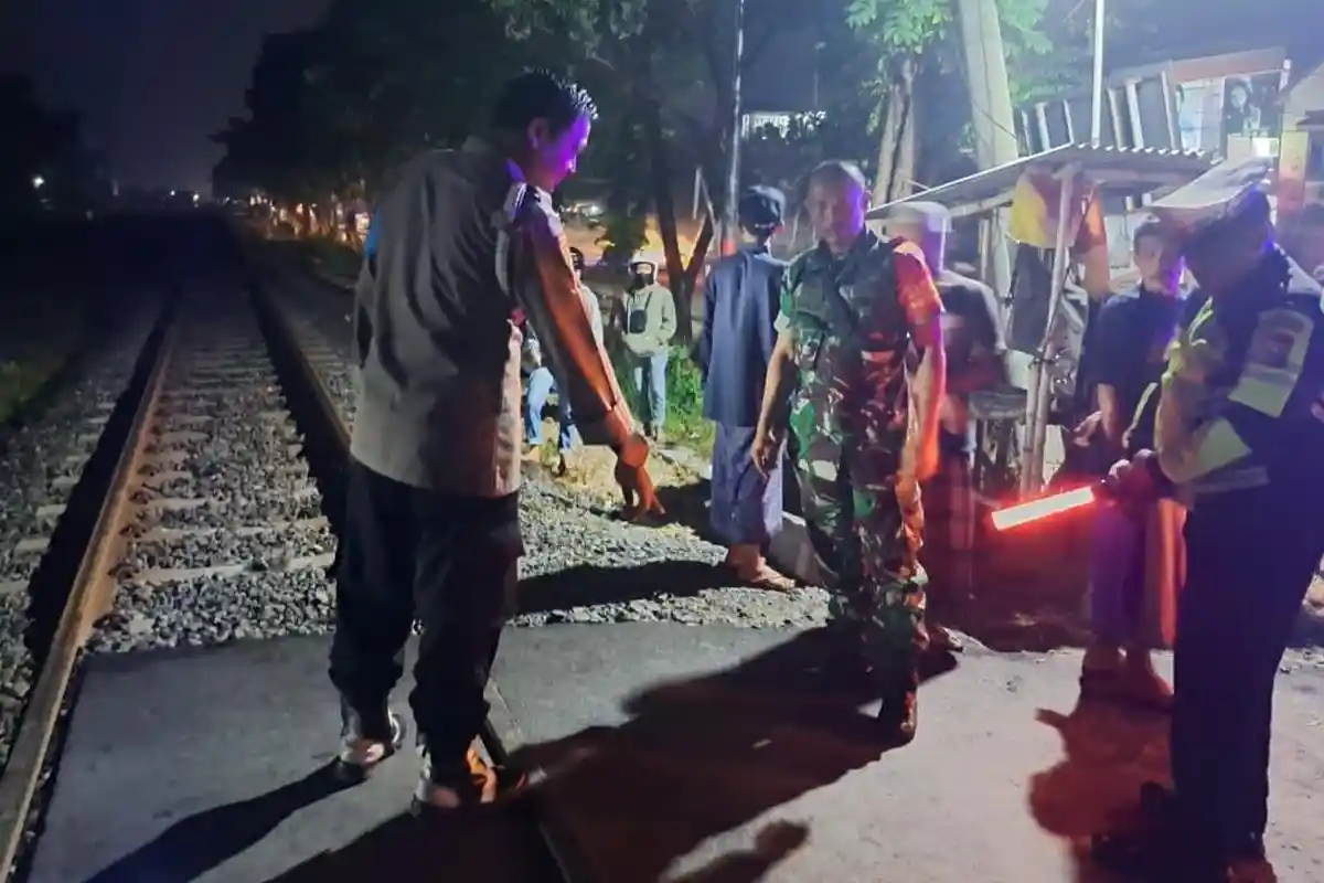 Pensiunan Guru di Lamongan Lolos dari Maut usai Motor Tertabrak Kereta Api, Hanya Luka di Kaki