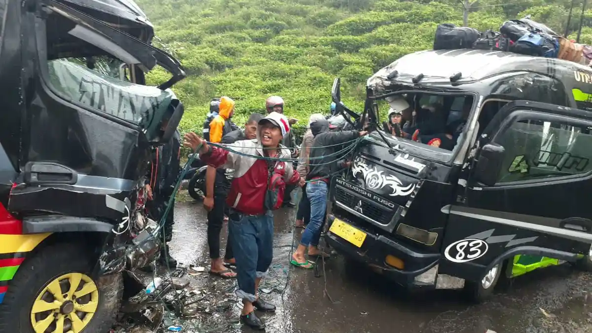 Tabrakan Adu Banteng Elf di Kebun Teh Cisandaan, Dua Sopir Terjepit di Kabin