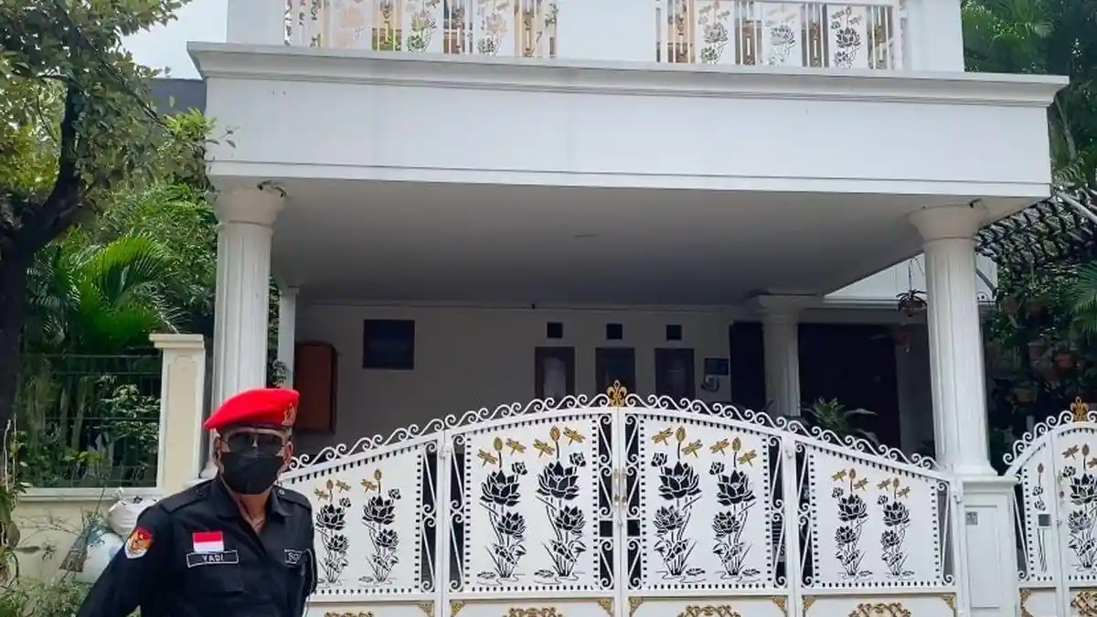 Satgas Cakra Buana Jaga Rumah Hasto Kristiyanto di Bekasi