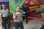 Momen Kapolda Riau Keluar Kamar Kecil, Ikut Tes Urine Serentak Bersama Jajaran