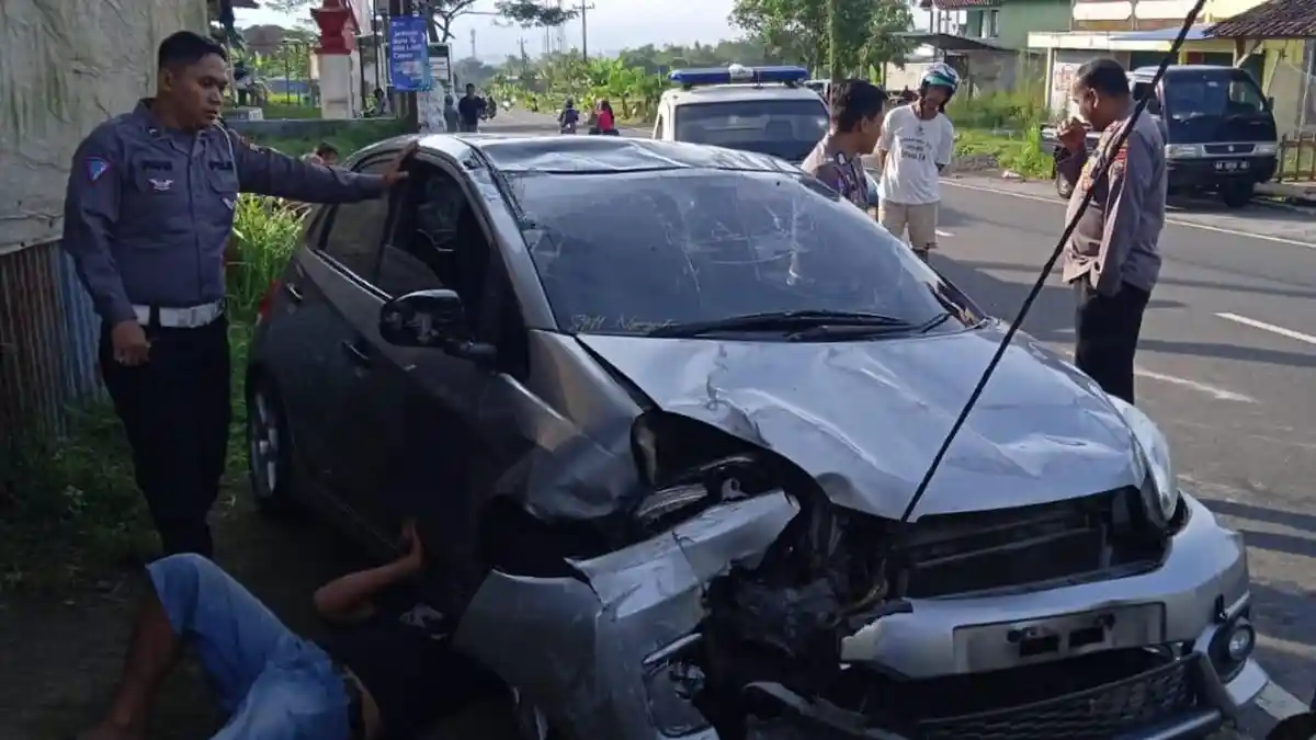 BREAKING NEWS: Sopir Mobil Ngantuk, Bawa 4 ABG Tabrak Tembok Hingga Terguling di Magelang