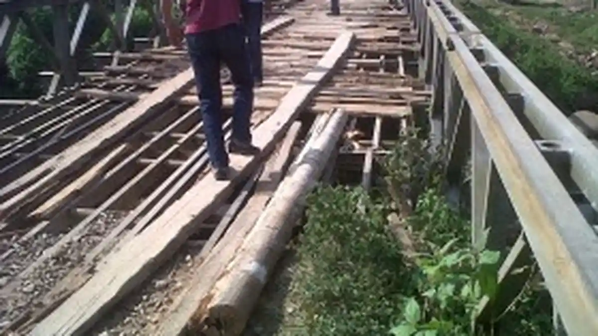Siswa SD Terseret Arus Banjir karena Terjatuh dari Jembatan Lapuk