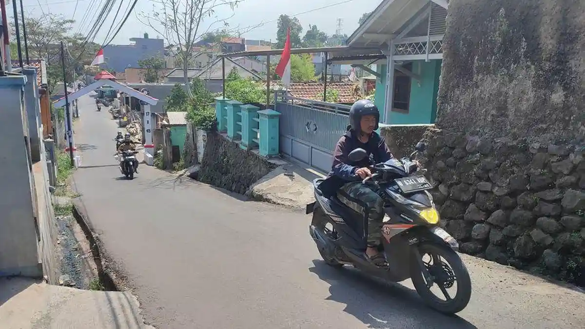 "Seperti ada yang Narik", Kata Warga Soal Kecelakaan Maut yang Tewaskan Pemotor di Cinunuk Bandung