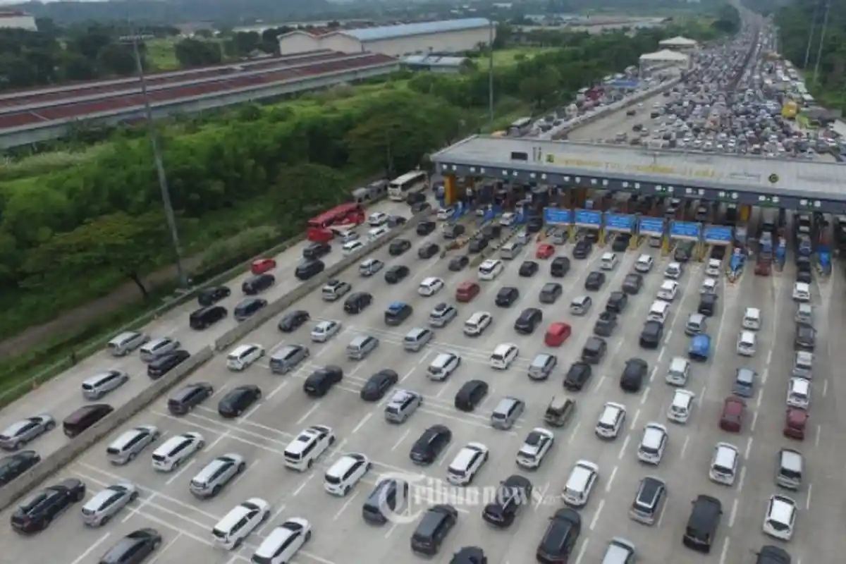 Kakorlantas Firman Santyabudi: Pemudik Lebaran Tunggu One Way Selesai di Gerbang Tol Cikampek
