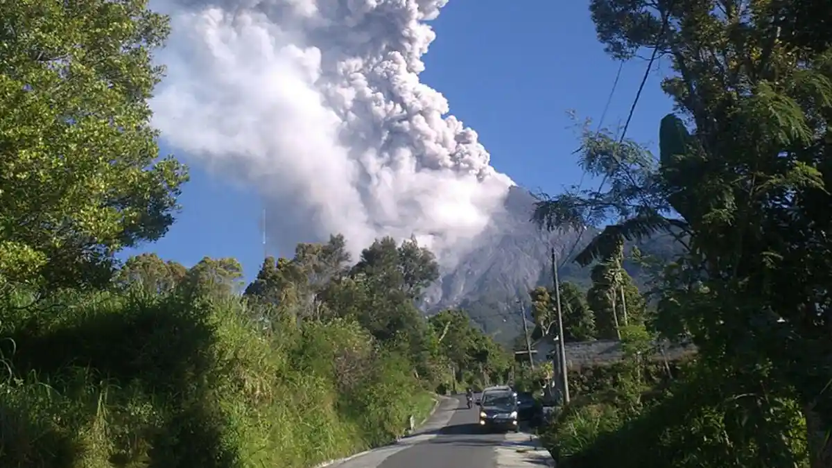 Erupsi Gunung Merapi, Warga di Radius 5 Km Diinstruksikan Bergeser ke Bawah