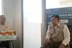 2026-05-03-Doddy-Hendra-Wijaya-kanan-berbincang-dengan-Kepala-Daker-Bandara-Abdul-Basir.jpg