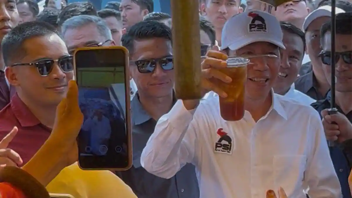 Momen Jokowi Angkat Gelas Es Teh di Sentra UMKM Pringsewu Lampung - Tribunlampung.co.id
