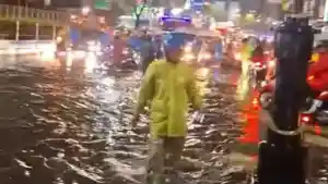 BANJIR-DEPOK-Kondisi-Jalan-Margonda-raya-Depok-terendam-banjir-pada-Jumat-17102025.jpg