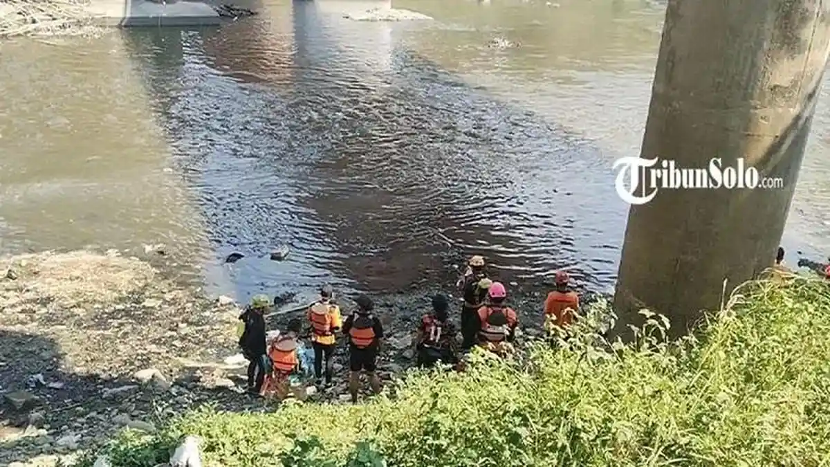 Sosok Remaja 15 Tahun yang Ceburkan Diri ke Sungai Bengawan Solo, Mikael Belum Ditemukan - Tribunjateng.com