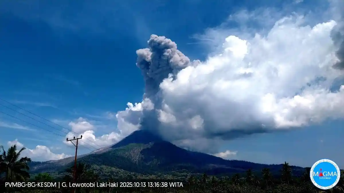 Gunung Lewotobi Meletus Senin Siang dengan Lontaran Abu Vulkanik 3000 Meter di Atas Puncak