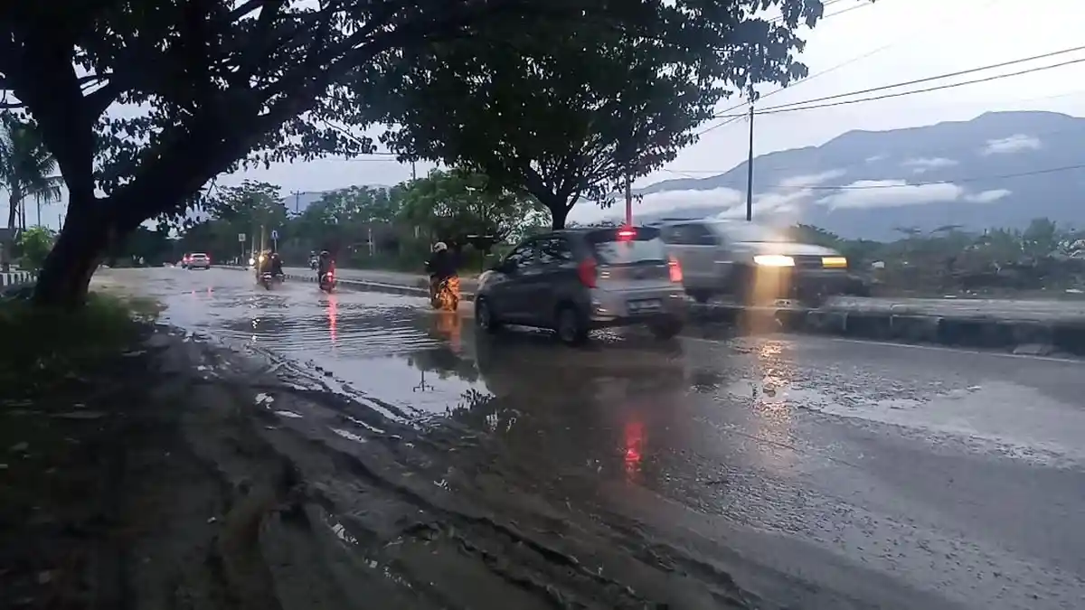 Tak Ada Drainase, Air Bercampur Lumpur Genangi Jl Soekarno-Hatta Kota Palu