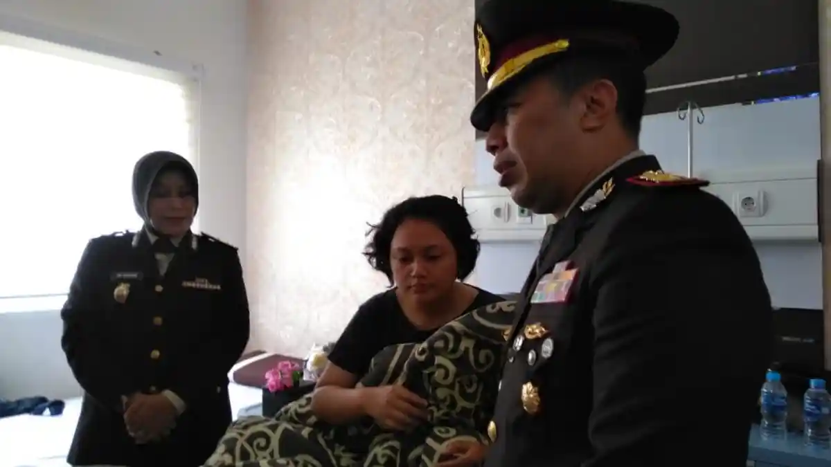 Polwan Bripda Anastasia jadi Korban Kericuhan Aksi Unjuk Rasa Mahasiswa di DPRD Pontianak