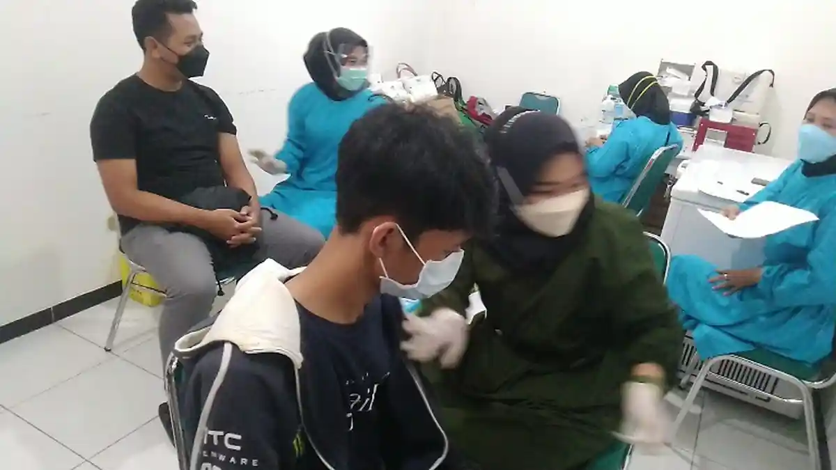 Upaya Cegah Penyebaran Paparan Covid-19 di Kudus, Mahasiswa UMK Mulai Disuntik Vaksin