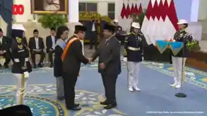 Agum-Gumelar-Mendapatkan-Penghargaan-dari-Presiden-Prabowo-Subianto-xmcn.jpg