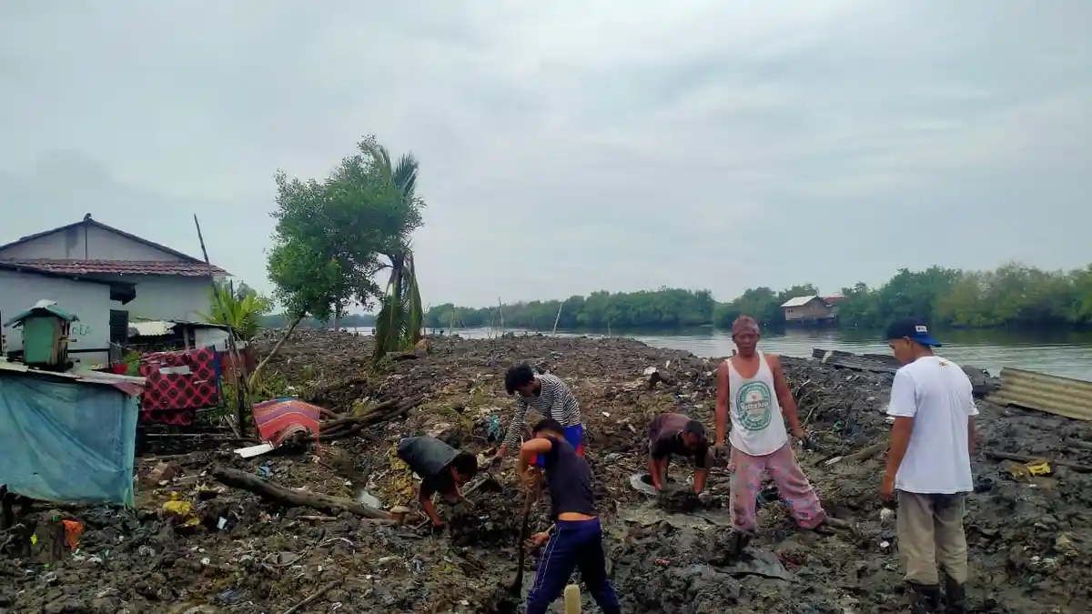 Kecewa Pengerjaan Tanggul tak Dilanjutkan, Warga Kampung Nelayan Indah Gotong Royong Timbun Tanggul