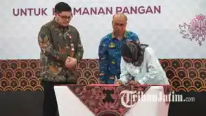 Bupati-Kediri-Hanindhito-Himawan-Pramanamenyerahkan-Sertifikat-Laik-Higiene-Sanitasi-SLHS-pada-sppg.jpg