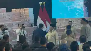 prabowo-di-tengah-tumpukan-uang-1.jpg