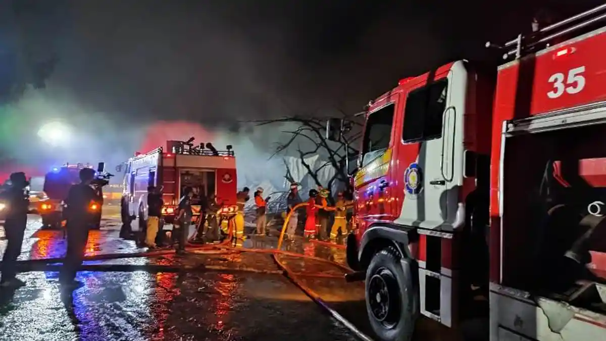 KONDISI TERKINI: Pasar Johar Relokasi Terbakar, Api Padam setelah Petugas Damkar Berjibaku Tiga Jam