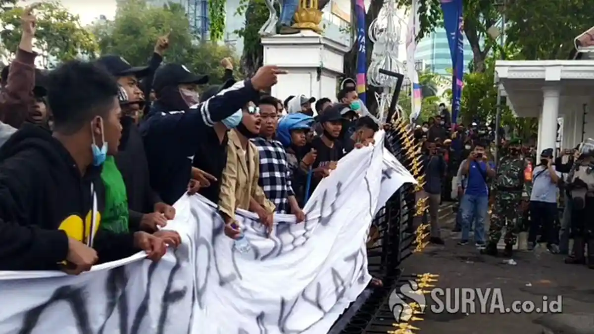 Hari Ini Mahasiswa Demo Tolak UU Cipta Kerja di DPRD Jatim, Polisi Minta Pakai Almamater