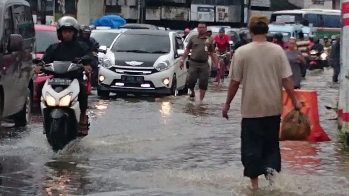 Banjir Kiriman dari Bogor, Jalan Jatinegara Barat Macet Parah