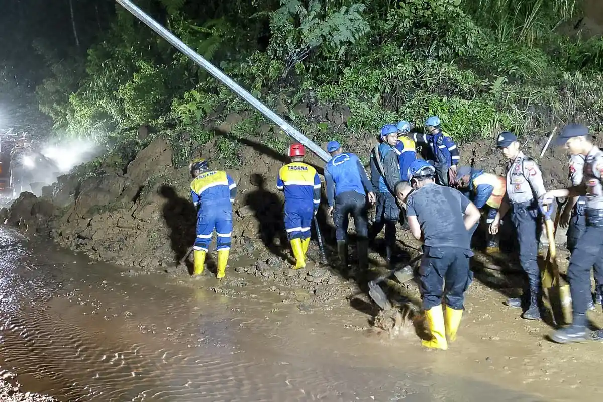Longsor Tutupi Jalan di Perbatasan Garut-Tasikmalaya, Polisi Berlakukan Buka-Tutup Arus Lalu Lintas