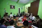 Bupati-Banyuwangi-Ipuk-Fiestiandani-saat-bertakziyah-ke-rumah-duka-mendiang-Khusnan-Abadi.jpg