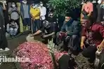 suasana-pemakaman-chacha-sherly-di-tpu-aspol-wage-1-di-kecamatan-taman-sidoarjo.jpg
