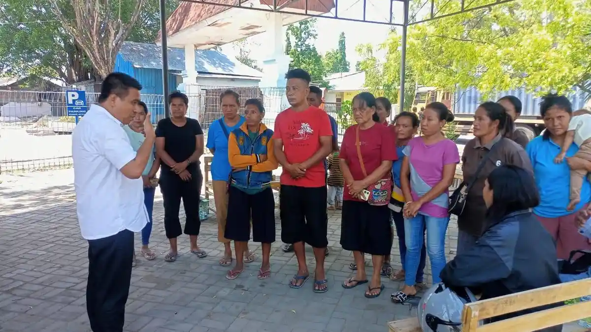Pedagang Mamiri di Pelabuhan Lorens Say Maumere Mengadu ke DPRD Sikka