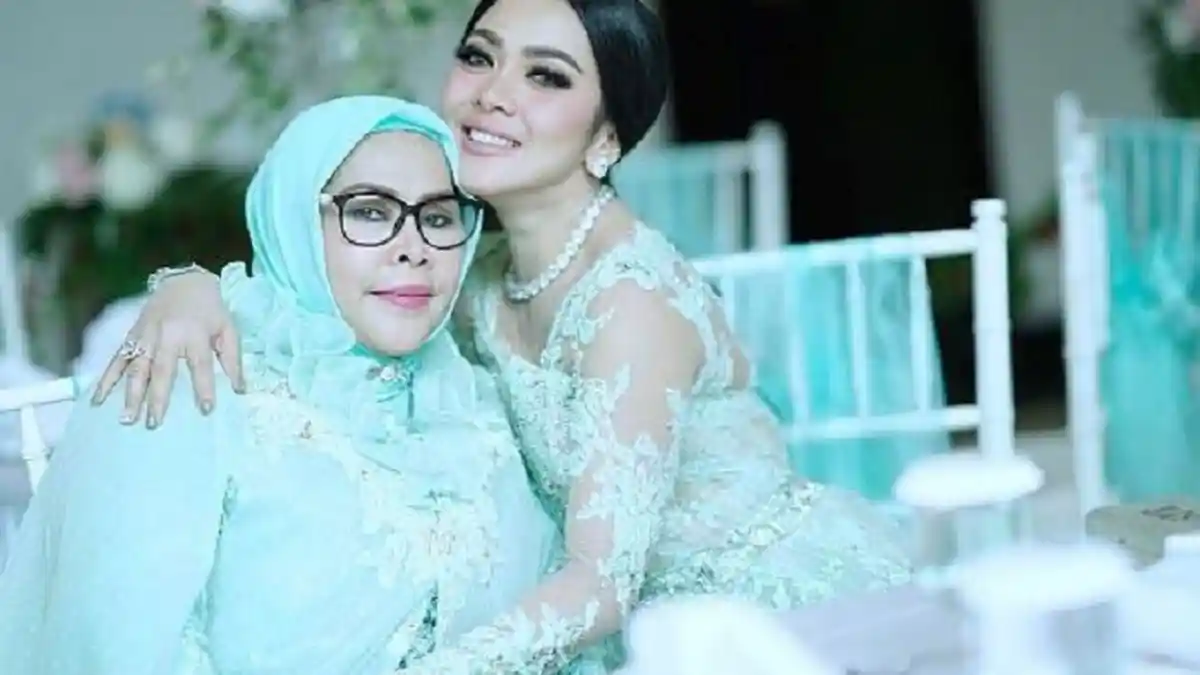 Tak Kalah 'Cetar' dari Anaknya, Begini Gaya Ibunda Syahrini yang Glamor Abis!
