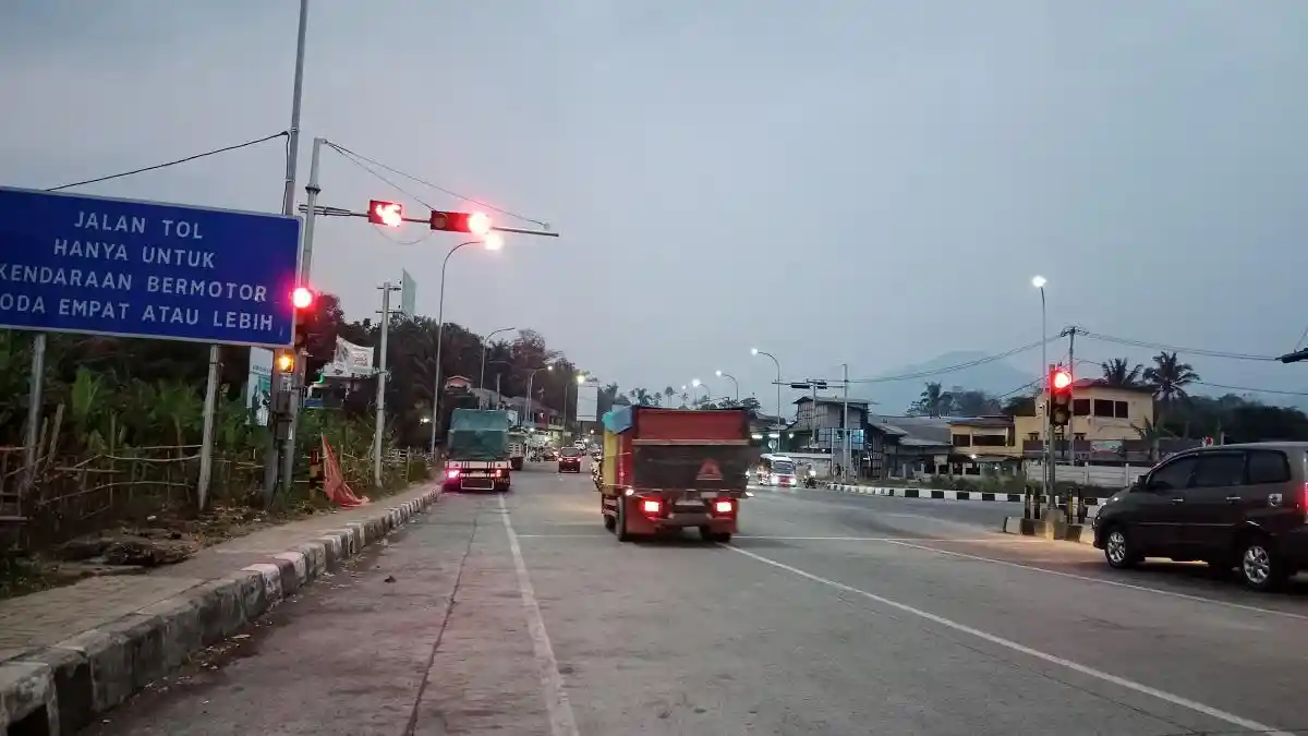 Banyak Pengendara Terobos Lampu Merah di Pertigaan GT Cisumdawu Pamulihan Sumedang