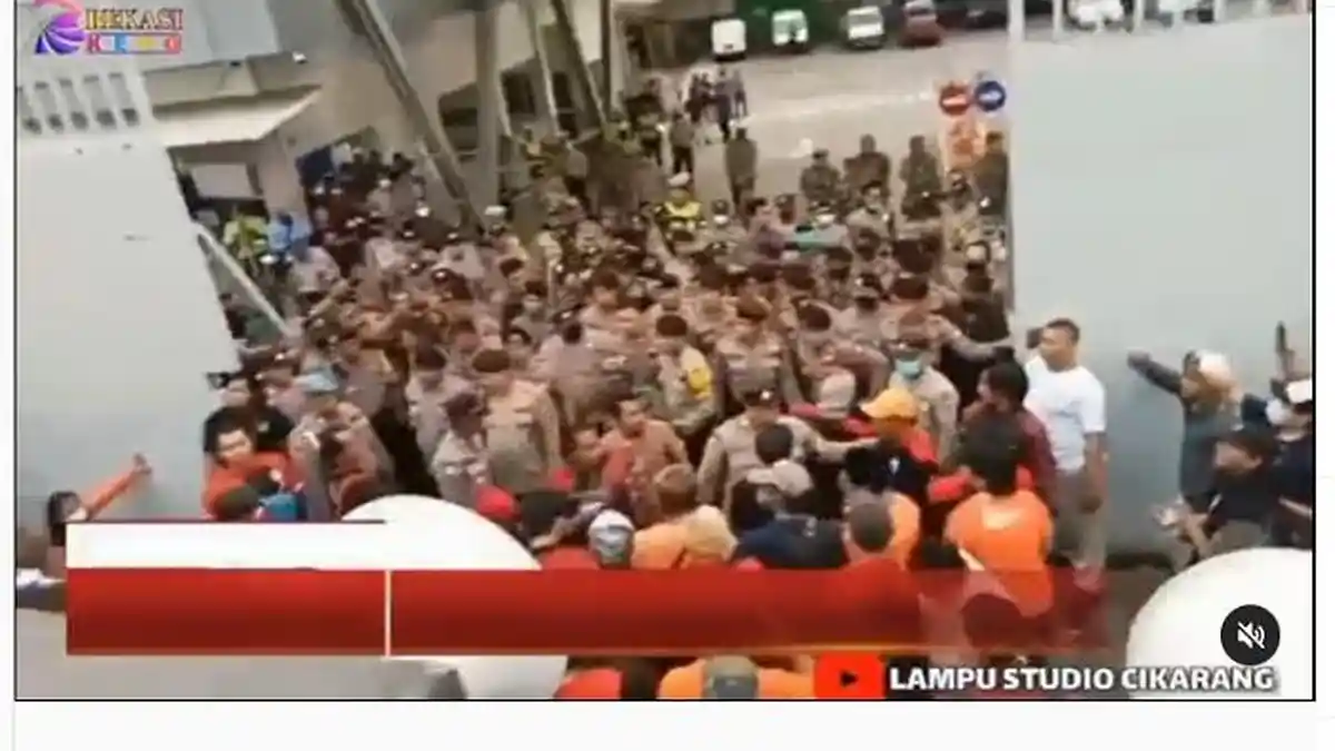Aksi Saling Dorong Warnai Demo Buruh PT Indofood