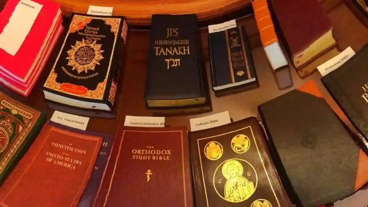 12 Lebih Kitab Suci Agama di Dunia Digunakan Saat Pelantikan Anggota Dewas AS, Ini Pesannya !