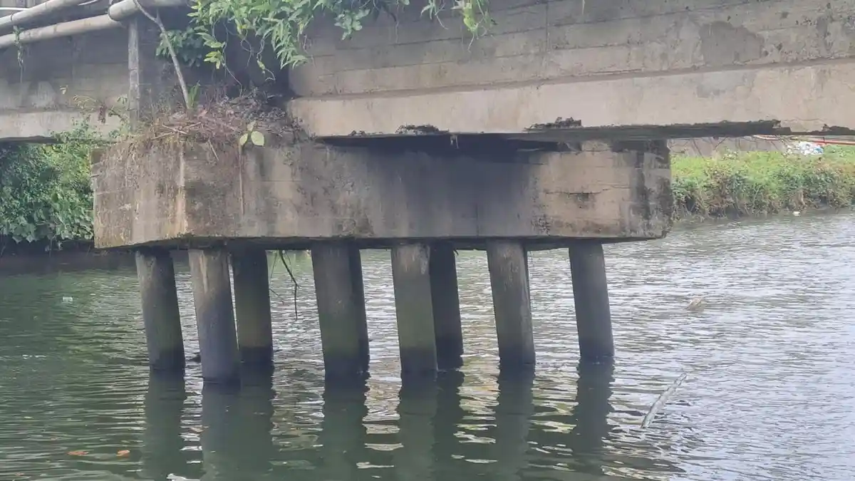 Tiang Penyangga Jembatan di Jl Soekarno Hatta Mamuju Miring dan Nyaris Roboh