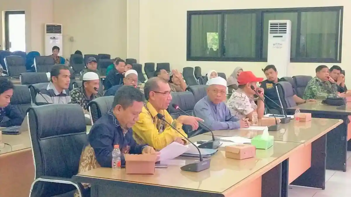 Warga Desa Tabu Darat Hulu Datangi DPRD HST Pertanyakan Status Kades Tabu Darat Hulu
