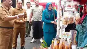Bupati-Nganjuk-Marhaen-Djumadimeninjau-stan-bazar-produk-UMKM-ilustrasi-umkm-nganjuk.jpg
